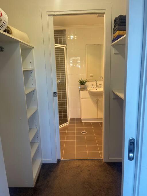 Qbn Cracker: 2Br, 2Ba, 2 Secure B/ Ment Car Parks Apartamento Queanbeyan Exterior foto