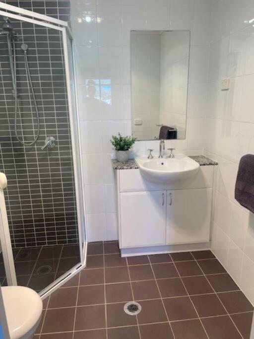 Qbn Cracker: 2Br, 2Ba, 2 Secure B/ Ment Car Parks Apartamento Queanbeyan Exterior foto